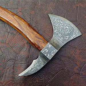 Hache en acier à motif artisanal personnalisé, outil d'extérieur avec manche en bois naturel pour le camping, le bushcraft, l'aventure et l'utilité - Product Image 2