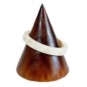 Bracelet jonc élégant en résine ivoire pour femmes bijoux de mode épais et légers pour tous les jours et les fêtes - Product Image 2