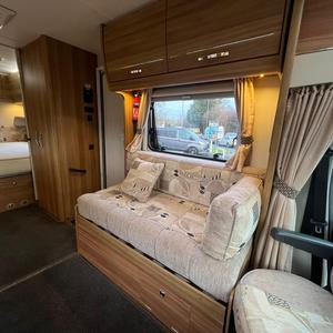 Caravane moderne tout-terrain pour camping-car avec des intérieurs confortables, remorque autonome pour camping d'aventure en vente - Product Image 3