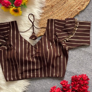 เสื้อเบลาส์คอวีผ้าไหม georgette สวยงามพร้อมแขนตัดที่ไม่ซ้ำกันเปิดหลังสไตล์ฤดูร้อน - Product Image 1