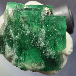 พลอยสเวทมารีนธรรมชาติ 18 กะรัต |   รูปทรงหกเหลี่ยมแบบไม่สม่ำเสมอ |   มรกตดิบที่ได้รับการรับรองจากบุคคลที่สาม - Product Image 5