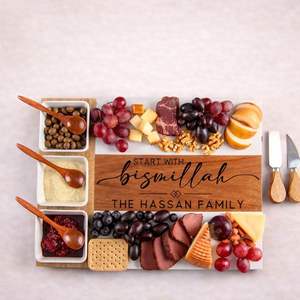 Plateau de service en bois et marbre pour charcuterie, commençant par Bismillah, nom de famille personnalisé, élégant plateau de réception pour la cuisine - Product Image 1