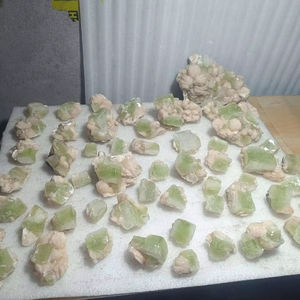 Apophylite verte avec des minéraux de l'amas Steelbitel Geode de l'Inde - Product Image 1