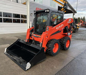 รถตักล้อยางขนาดเล็ก Kubota SSV65 พร้อมบุ้งกี๋หน้า สำหรับงานก่อสร้างในฟาร์ม - Product Image 1