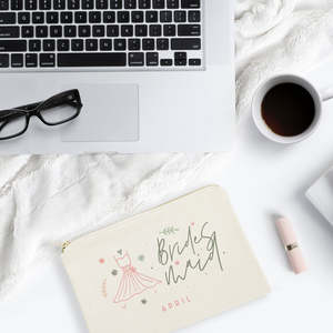 กระเป๋าเครื่องสำอางผ้าแคนวาสลายดอกไม้แบบพกพาสำหรับเพื่อนเจ้าสาว ดีไซน์ลายตัวอักษร - Product Image 3