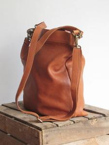 Sac hobo tendance en cuir tanné pour femme, sac à bandoulière souple, sac à main vintage couleur cognac bonbon, avec poche zippée et deux lanières - Product Image 2