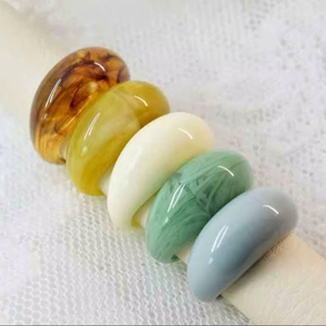 แหวนเรซิ่นอะคริลิกรูปทรงกลม แหวนทำมือ แหวนแห่งความรัก เครื่องประดับสำหรับงานปาร์ตี้ผู้หญิง ขายส่งราคาดีที่สุด - Product Image 1