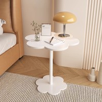 Table basse minimaliste moderne en forme de nuage crème, multifonctionnelle et compacte, pour petit salon.
