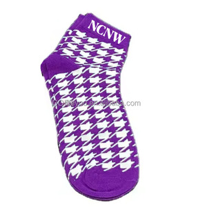 Chaussettes NCNW imprimées pied de poule violet et blanc Lettre personnalisée Logo Sorority <span class=keywords><strong>Sport</strong></span> Conseil national personnalisé des femmes noires - Product Image 1