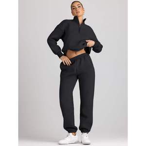 Conjunto deportivo informal para mujer, sudadera negra con cremallera corta y pantalones jogger, Trackstar OEM Private Label - Product Image 2