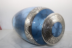 Urna Funeraria Artesanal de Zirconia Azul Fuego para Cenizas Humanas, Grande, Grabada, Pintada, Ecológica y Duradera - Product Image 2