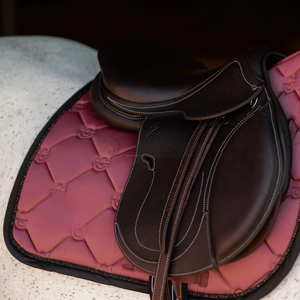 Tapis de selle anglais de qualité supérieure Design matelassé respirant Doublure douce Support durable et confortable pour les tapis de selle de chevaux - Product Image 5