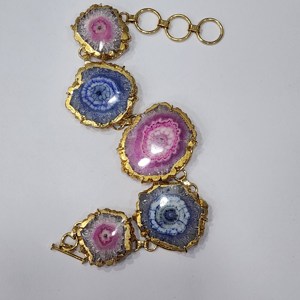 กำไลข้อมือดีไซน์เนอร์ทำมือประดับพลอยควอตซ์พลังงานแสงอาทิตย์ชุบทองเหลืองคุณภาพเยี่ยม ดีไซน์โดดเด่นไม่ซ้ำใคร - Product Image 3