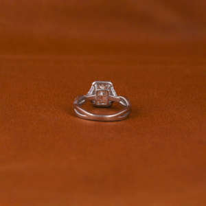 Anillo de compromiso de corte radiante de 1,5 CT de oro blanco de 14KT Anillo de ajuste de racimo de pavé de diamante cultivado en laboratorio con certificado IGI - Product Image 4