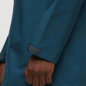 Chaqueta cortavientos ligera impermeable y transpirable para hombre con capucha compatible con resorte - Product Image 6