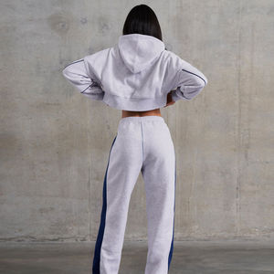 Nuevo Conjunto Deportivo de Invierno para Mujer, Sudadera con Capucha y Pantalones Acampanados, Conjunto Deportivo Personalizado con Sudadera con Capucha y Pantalones Deportivos 100% - Product Image 4