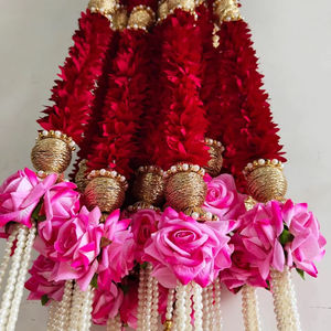 มาลัยดอกมะลิและดอกกุหลาบพร้อมลูกปัดสีทองฉากหลังเวทีแต่งงานหรูหราตกแต่งกลางแจ้งสำหรับงานเฉลิมฉลองของขวัญขึ้นบ้านใหม่ - Product Image 1