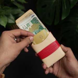 WF Leathercraft No. Cartera para Tarjetas de Crédito 101 Todo en Uno, Cuero Natural de Curtido Vegetal, Combinación Roja, Certificación de Comercio Justo 5 - Product Image 3