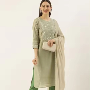 Kurta para Mujer, Verde, con Bordado de Espejo, Cuello Mandarín, Silueta Recta, Pantalones y Dupatta, Tela de Poliéster Tejida a Máquina - Product Image 1