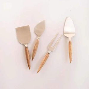 Elegante juego de servidor de queso de metal con mango de madera Cuchillos de acero inoxidable Esparcidor Rebanador para cocina y celebración - Product Image 2
