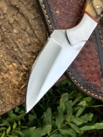 Couteau de chasse Jexa fait main en acier carbone, manche en os blanc, bord partiellement dentelé, durable, léger, multifonction