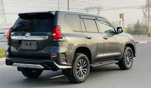 Prado Sedán 2024 Usado, Volante a la Izquierda, GCC, Gasolina, Motor 4.5L, Automático, Control de Crucero ACC, Asientos de Cuero, Tracción en las Cuatro Ruedas, Llantas LED R18, Euro IV - Product Image 3