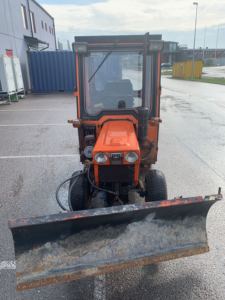 Pour tracteur à roues Kubota B7100 35 CV, équipement agricole avec composants essentiels : moteur, pompe à engrenages, boîte de vitesses - Product Image 6