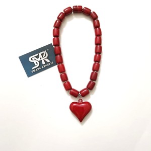 Collar llamativo de cuentas gruesas de resina roja viral, hecho a mano, con colgante de corazón, diseño de ángel, para mujer, ligero, atrevido y elegante - Product Image 5