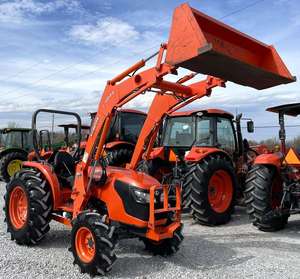 รถแทรกเตอร์ขนาดเล็ก Kubota รุ่นขายดี พร้อมอุปกรณ์ตักดินด้านหน้า รถฟาร์มขนาดกะทัดรัด ประสิทธิภาพสูง เครื่องยนต์ทนทาน มีตัวเลือกให้เลือก - Product Image 2