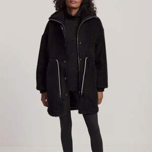 Veste Sherpa noire à col haut à la mode avec boutons à pression sécurisés Veste d'hiver douce et confortable - Product Image 5