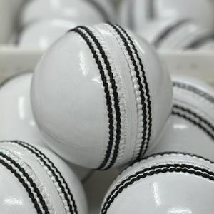 Balle de cricket blanche en cuir de qualité supérieure, pour entraînement et matchs officiels, avec marquage personnalisé. - Product Image 3