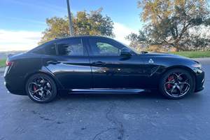 Alfa Romeo Giulia Quadrifoglio 2018 d'occasion, 505 ch, V6 biturbo, sièges de course en fibre de carbone Sparco, provenance Californie - Product Image 3