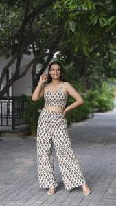 Ensemble de vêtements de détente de luxe de créateur Ensemble décontracté d'été à fleurs et à col noué Motif tissé Court pour un look d'été chic et décontracté - Product Image 4