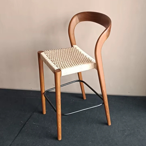 Chaise de bar scandinave FAREL avec siège en bois de teck et cordon en papier pour bar à domicile et île par Rachel Natalie - Product Image 1