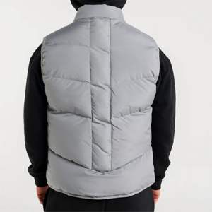 Chaleco negro: diseño elegante y funcional con prácticos bolsillos laterales y detalles de primera calidad para la comodidad y el estilo diarios - Product Image 3