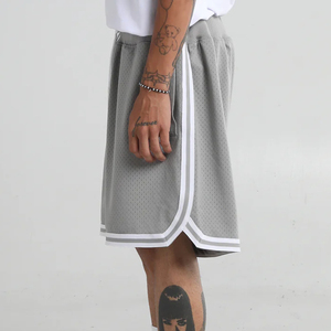 Short de basket-ball athlétique personnalisé pour hommes maille respirante style Streetwear avec panneaux latéraux et poches fournisseur OEM de vêtements de sport - Product Image 3