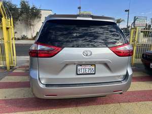 2020 para Toyota Sienna Motor Turbo usado con asientos de cuero ligero FWD Drive Dirección izquierda Caja de cambios automática R18 Tamaño del neumático - Product Image 2