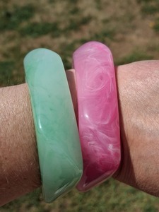 Nueva moda, pulseras bohemias acrílicas coloridas, brazalete elástico ajustable con forma de escamas de pescado, pulsera ancha de resina para niñas - Product Image 3
