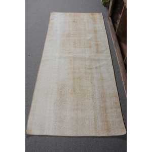 Alfombra turca Vintage moderna, diseño de retales Beige de 3x6 pies, respaldo de látex de viscosa y lana hecho a mano para uso en dormitorio para adolescentes - Product Image 1
