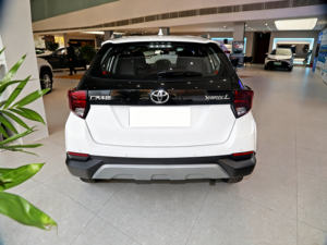 El Toyota Yaris L Vitz Modelo 2022 ZhiXuan X 1.5L CVT Luxury PLUS Edition es un hatchback subcompacto. - Product Image 3