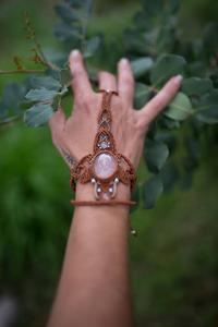 สร้อยข้อมือหินรูปไข่สไตล์วินเทจทำมือจาก HARI OM CREATIONS ประดับด้วยเชือกถักแบบโบโฮ ชุบหลายชั้น สำหรับทุกเพศ ได้รับการรับรองจาก IGI - Product Image 4