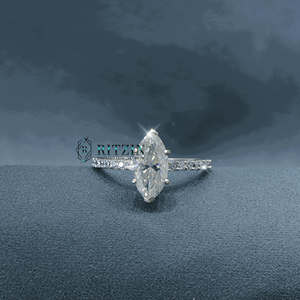 Anillo de compromiso/aniversario solitario de moissanita de 1.80 ct con corte marquesa y redondo, engaste de puntas, plata de ley 925 para mujer Ritzin - Product Image 1