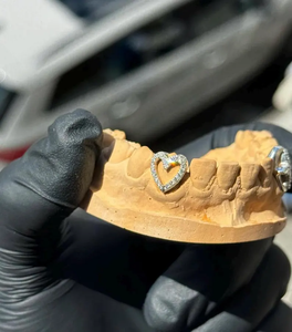 Grillz personnalisés en forme de cœur, une seule dent, avec pavé de moissanite glacé, argent 925, bijoux de luxe étincelants pour les dents, style hip-hop - Product Image 1