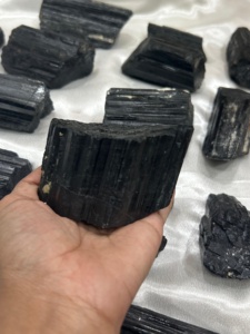 Tourmaline noire naturelle brute de forme irrégulière, cristal de guérison pour le Reiki et le Feng Shui, décoration intérieure et fabrication de bijoux, vente en gros - Product Image 3