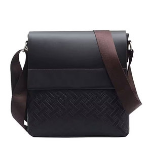 Fermeture éclair sécurisée et disposition de pochettes multiples pour une organisation facile Sac bandoulière - Product Image 2