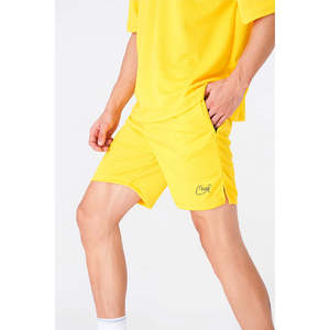 Short de gymnastique jaune pour hommes avec des vêtements de gymnastique élégants et brillants - Product Image 2