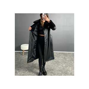 Trench da donna lungo in pelle nera con collo di pelliccia e polsino - Product Image 1