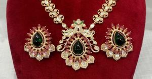 สร้อยคอและต่างหูทองเหลือง Kundan คุณภาพสูงประดับเพชรแบบอเมริกันเหมาะสำหรับงานแต่งงาน - Product Image 3