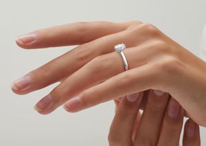 Anillo de compromiso solitario de diamante cultivado en laboratorio de corte ovalado de 1 quilate, joyería ética única chapada en rodio para mujer, joyería de boda - Product Image 5