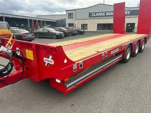 Redrock 24T Tri Axle Lowloader 235/75/17.5 Ruedas 23 pies en plano/2 pies Castor y rampas de 8 pies - Product Image 3